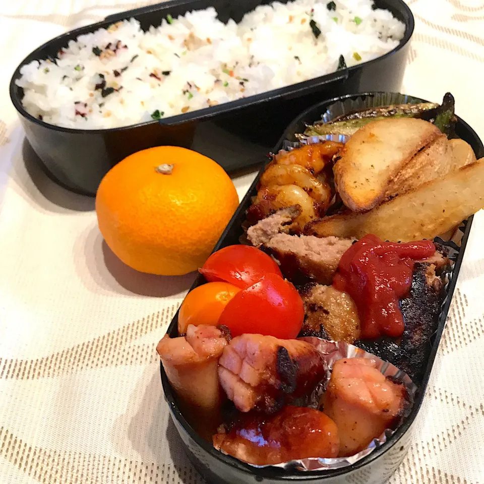 今日のお弁当🍱
ハンバーグ
エビマヨ

月曜日の朝
今週もスタートです😊

気をつけて
いってらっしゃい👋😃|mokoさん