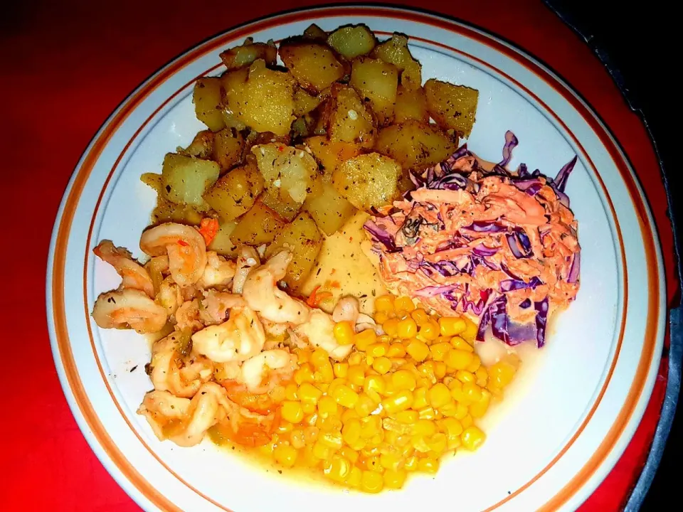 Herb and Garlic Sauteed Shrimp with Roasted Garlic Potatoes Creamy Purple Cabbage and Carrot Salad and Cinnamon Brown Sugar Loose Corn.|Juan Simmsさん