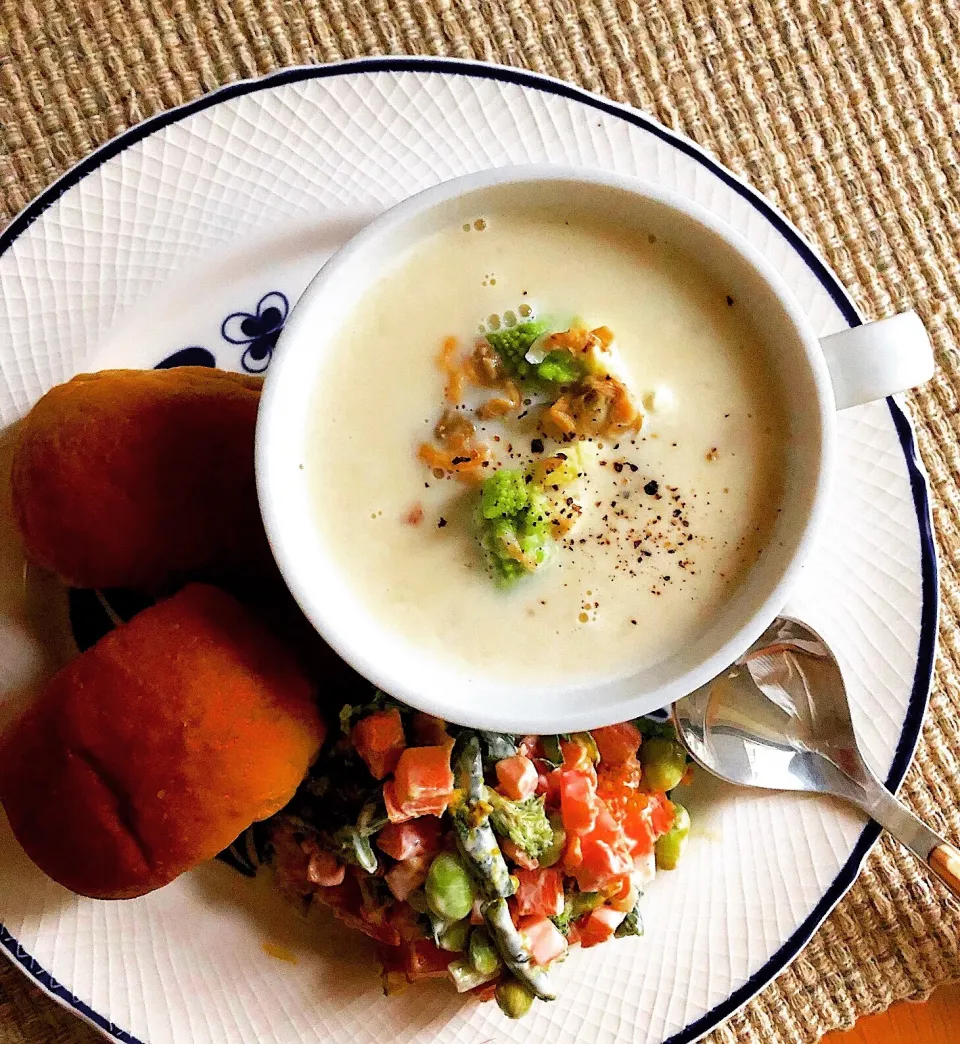 朝ごはんを食べよう☀️ロマネスコとあさりたっぷりクラムチャウダーで朝ごはん🥣|あしゃぱんさん