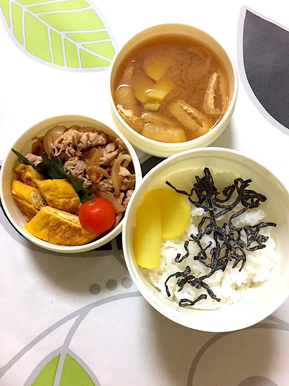 Snapdishの料理写真:20181112兄弁当。三段弁当！野菜は少しの玉ねぎと味噌汁のさつまいもだけですね😅あ、あとトマト🍅|hanakoさん