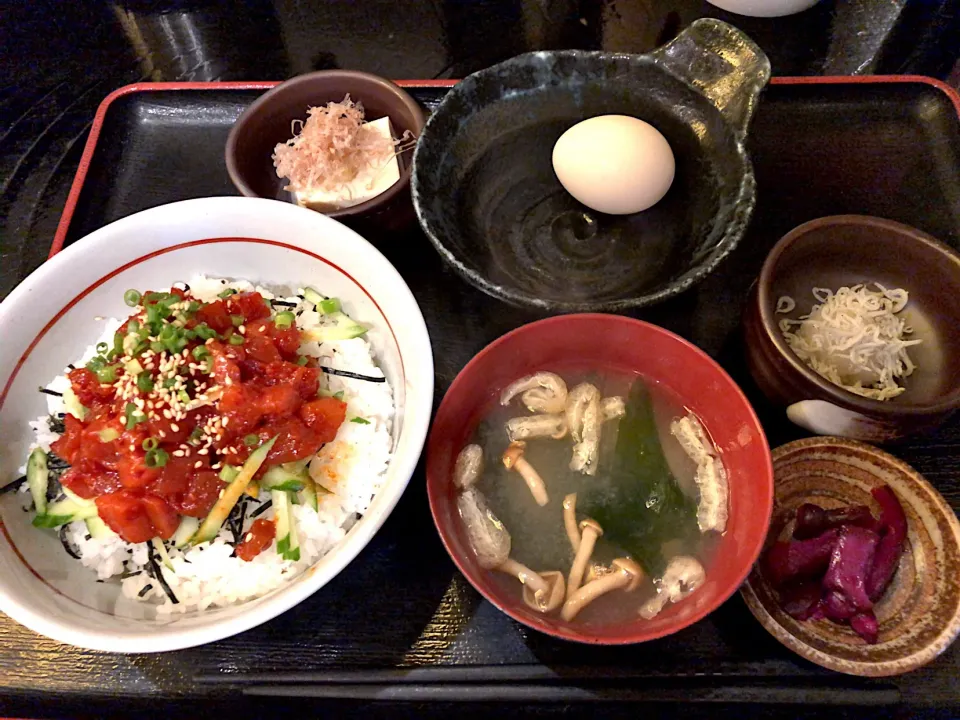 まぐろユッケ丼定食|T. Wonderさん