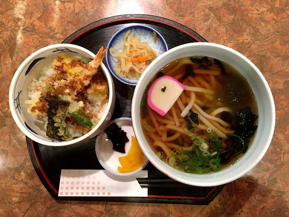 おすすめ定食(ミニ天丼とあたたかいうどん)|ばーさんさん