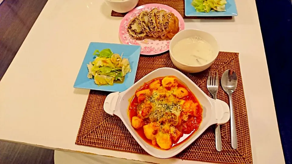 今日の夕食 サバ缶とじゃがいものトマト煮チーズ焼き、きのこの豆乳白だしスープ、市販の小豆とさつまいものパン|pinknari🐰🌈さん