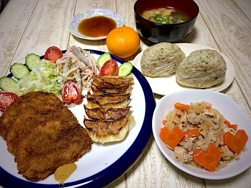 今日の男飯(๑˃̵ᴗ˂̵)静岡盛り(黒はんぺんフライ.スタミナ餃子.黒はんぺんサラダ🥗&ラブリー大根切り干しの煮物&桜エビ天かす使用悪魔のおにぎり&じゃがいもとワカメと油揚げの味噌汁🎶悪魔のおにぎりはリピ決定(￣◇￣;)|ひーちゃんさん