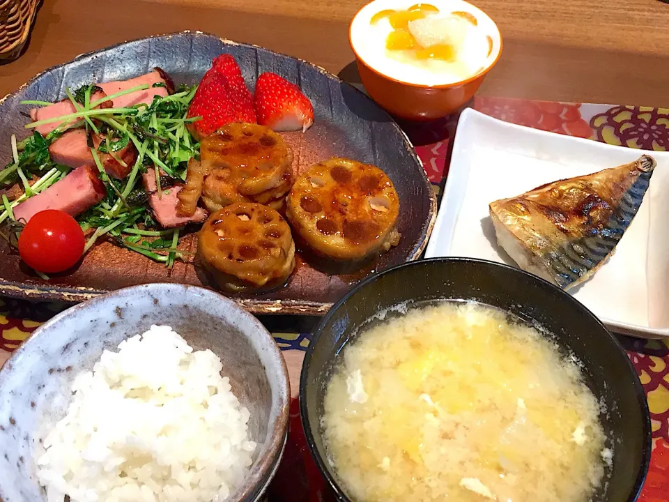 晩御飯
レンコンの鳥挽肉詰、豆苗と焼き豚の炒め物、塩サバ、プチトマト、イチゴ、白米、白菜と揚げの味噌汁、プルーツ添えヨーグルト|かよちゃんさん