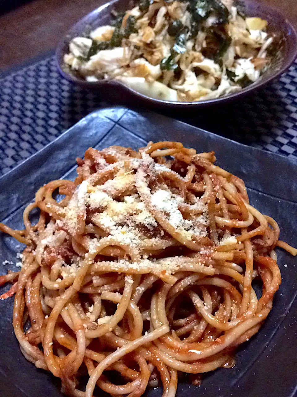 食物繊維のパスタトマトと鯖の味噌煮缶とパルメザンチーズあえ&エリンギ、しめじと鶏のササミのバター炒め|ま〜てぃんさん