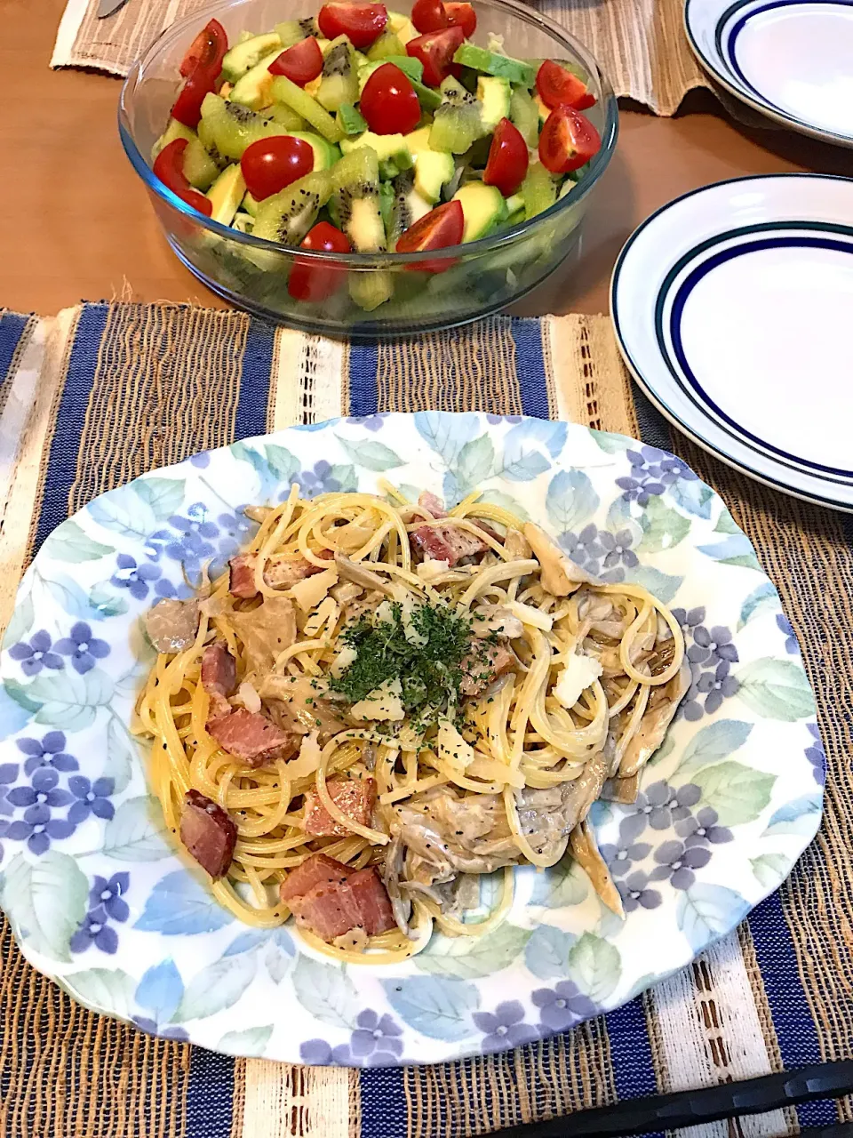 ベーコンときのこのクリームパスタとパワーサラダ|にゃあさん