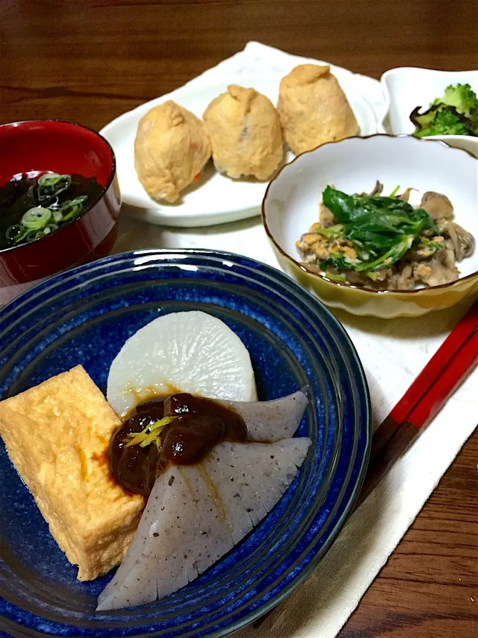 Snapdishの料理写真:みそ田楽🍢おいなりさん🍙舞茸と三つ葉の卵とじ🐣ブロッコリーの塩昆布和え🍳ワカメのすまし汁|くっきいママさん