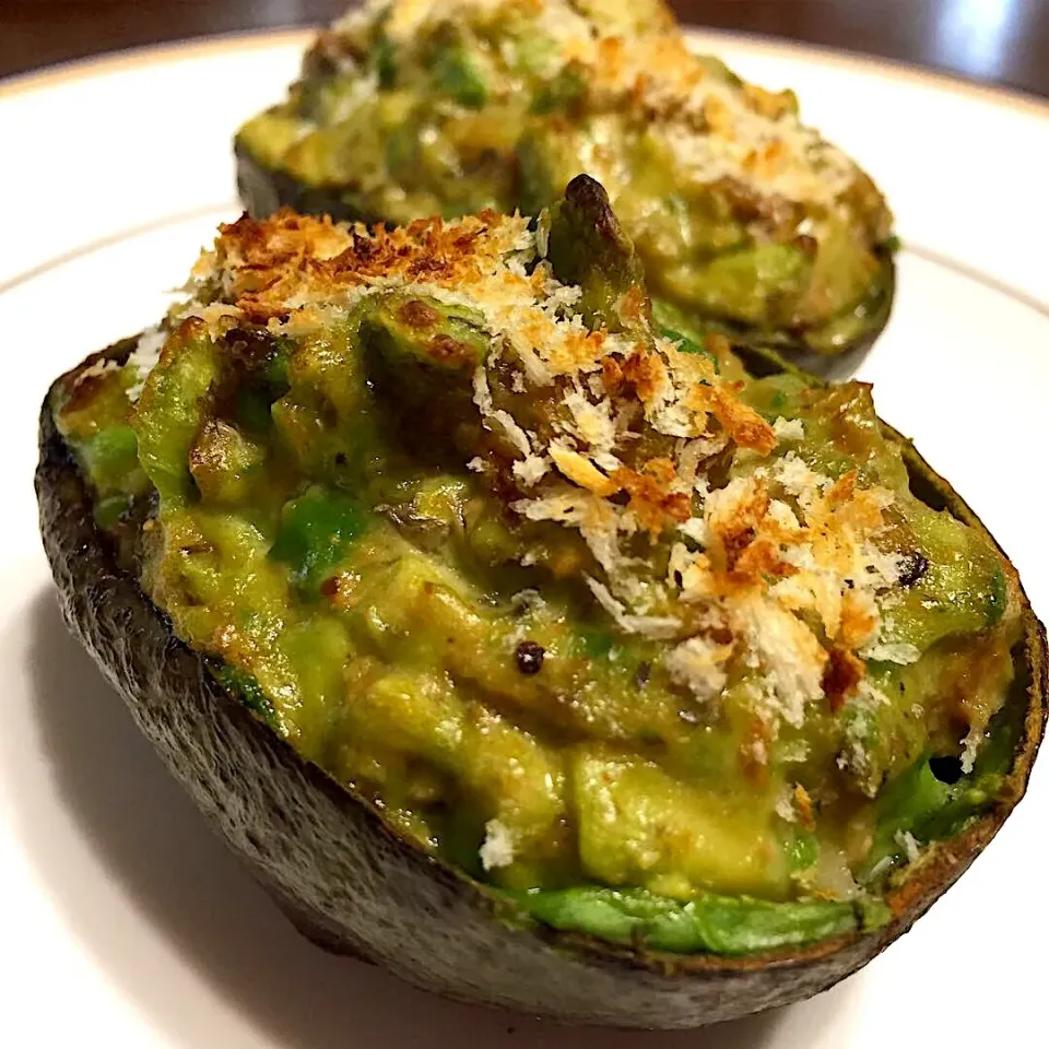 鯖味噌煮缶とアボガド焼き🥑|みっこちゃんさん