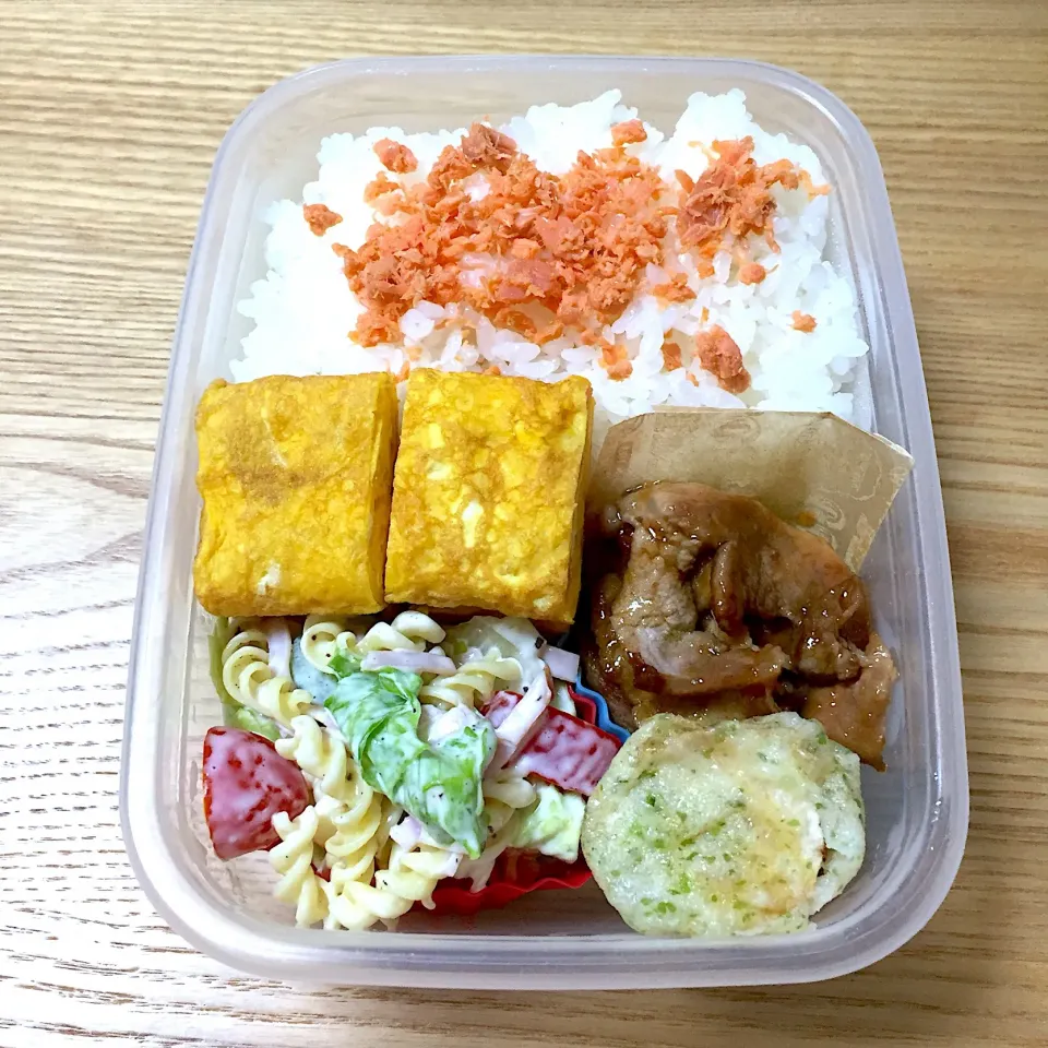 Snapdishの料理写真:火曜日の旦那さんのお弁当☺︎ #お弁当記録  #マカロニサラダ  #豚肉の焼肉ソース炒め|むさけんさん