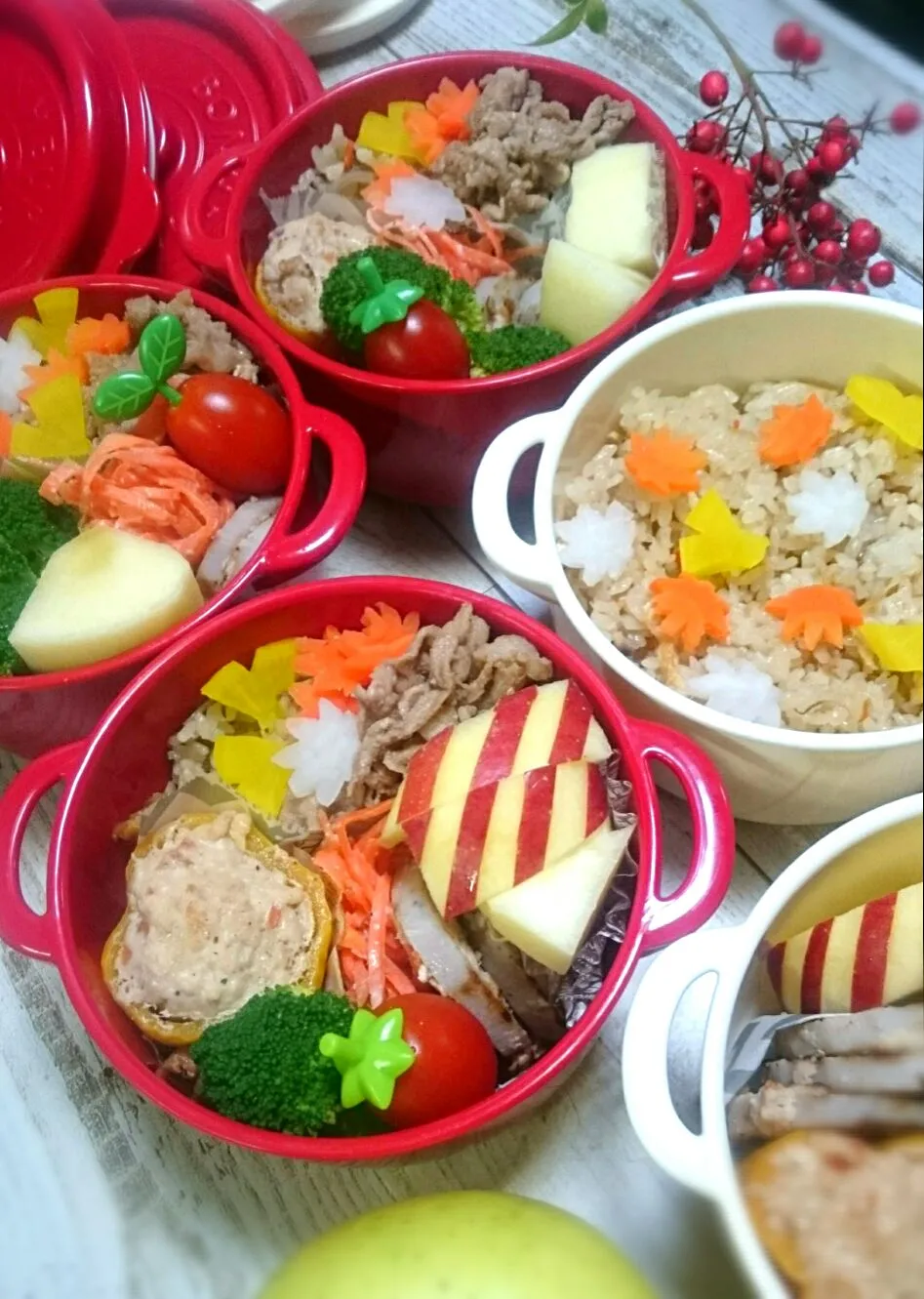 Snapdishの料理写真:秋色～4種のきのこの炊き込みご飯とプリカの肉詰め弁当
 #秋のお弁当
 #家族弁当|okamichanさん