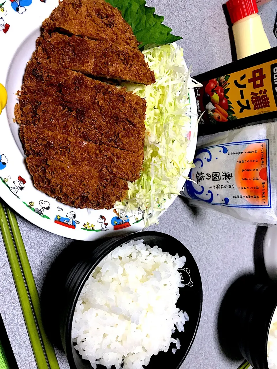 カツは塩と醤油とソースで食べた #昼飯  白米、とんかつ、キャベツ、しそ|ms903さん