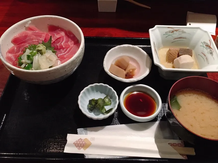 Snapdishの料理写真:マグロ丼定食|chan mitsuさん