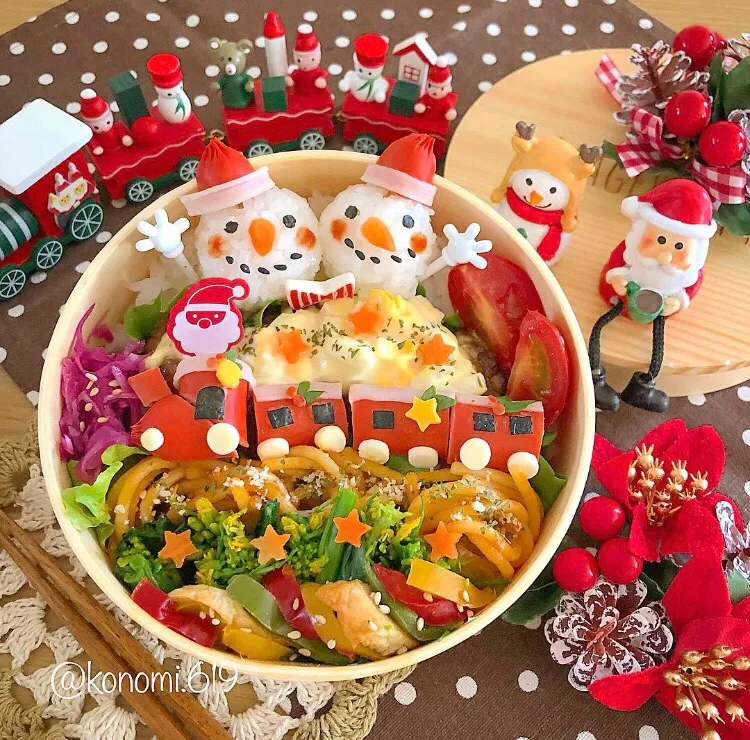 クリスマス仕様の汽車ぽっぽとスノーマンちび握りのお弁当⛄️❤️|@konomi.619さん