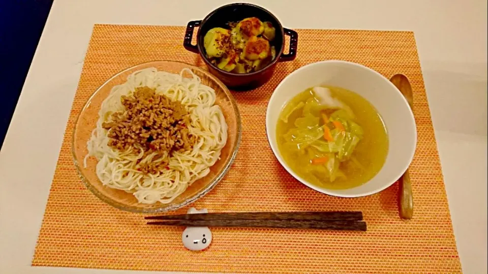 今日の夕食 担々そうめん、冷凍餃子の塩麹スープ、じゃがいもと舞茸のチーズ焼き|pinknari🐰🌈さん