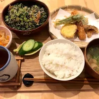 Snapdishの料理写真:#和食 #天ぷら #野菜の天ぷら #大根の葉ふりかけ #大根の皮のきんぴら  #きゅうりの漬物 #もずくの味噌汁|のぴさん