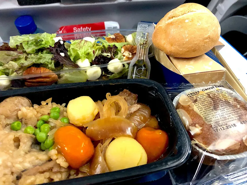 機内食。 うげー😭 モッツァレラごろごろはいってる… このパターンは初めて⤵︎|女神さん