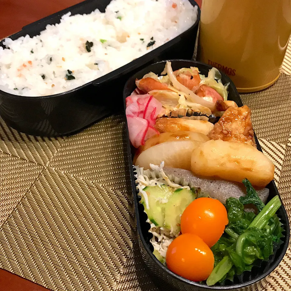 今日のお弁当🍱
味噌おでん
なばなの辛子和え
お味噌汁

寒くなってきたので
温かいメニューが
恋しくなります☺️

今日も気をつけて
いってらっしゃい👋😊|mokoさん