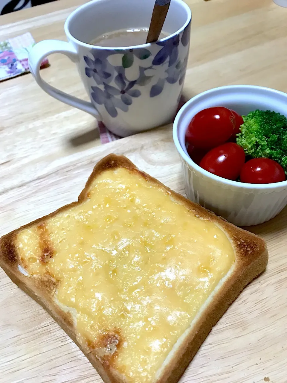 チーズトーストとベトナムコーヒー
朝からしっかりいただきます🤗
 #トースト  #チーズトースト #cheese 
#ベームスタブラスカスチーズ
 #ベトナムコーヒー 
#beemster|コマツ菜さん