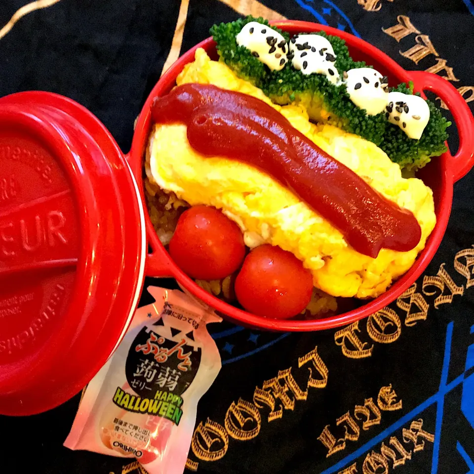 Snapdishの料理写真:#女子弁当  #大したことない弁当  #fullmoonバンダナ  #登坂広臣  #セリア  #長女が体育の授業で手首を負傷したので片手で食べれるメニュー #オムライス弁当|kazurainbowさん