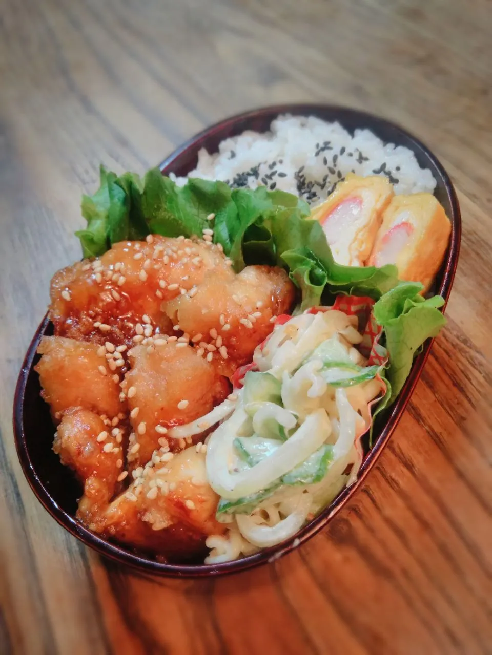 今日のお弁当
・鶏胸肉オイマヨ和え
・だし巻き卵
・スマイルボールと胡瓜のサラダ|akiさん