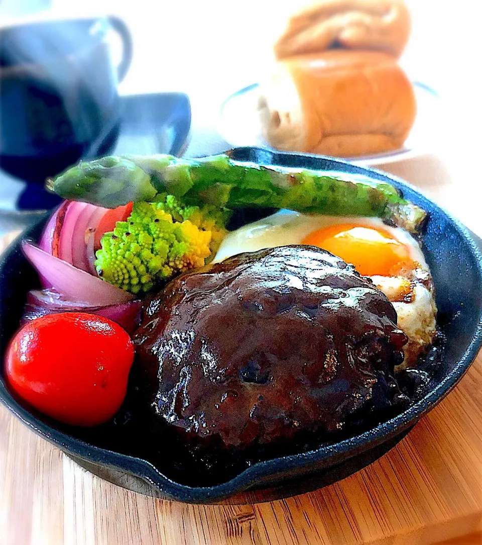 朝ごはんを食べよう☀️煮込みハンバーグで朝ごはん🍳|あしゃぱんさん