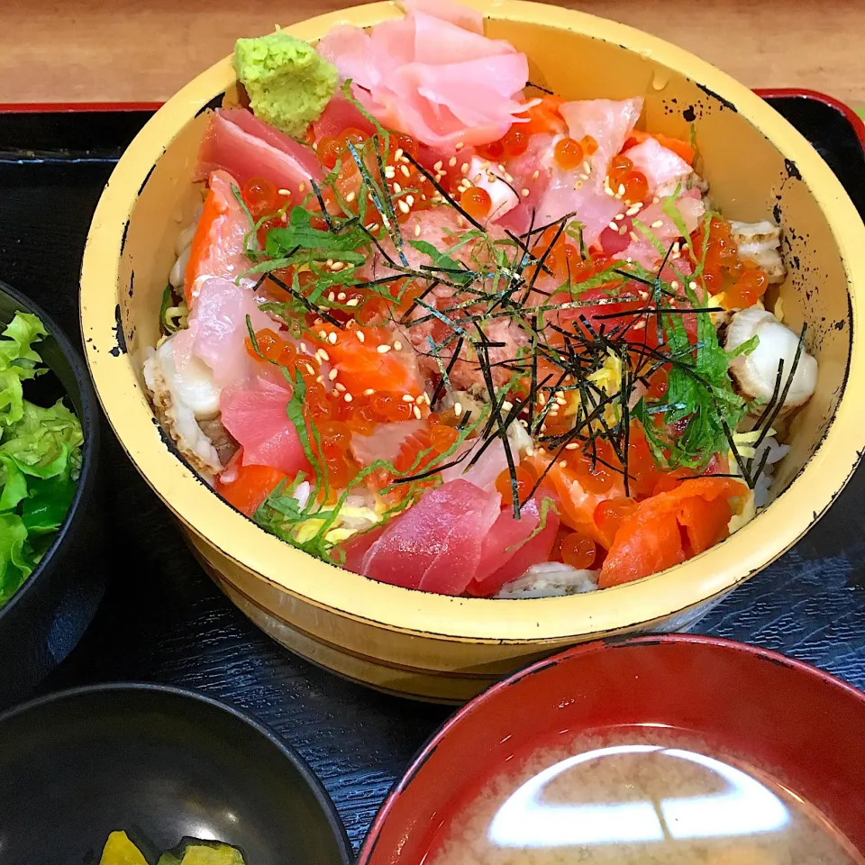 Snapdishの料理写真:海鮮ちらし寿司定食@うお八(渋谷)|yoooochanさん