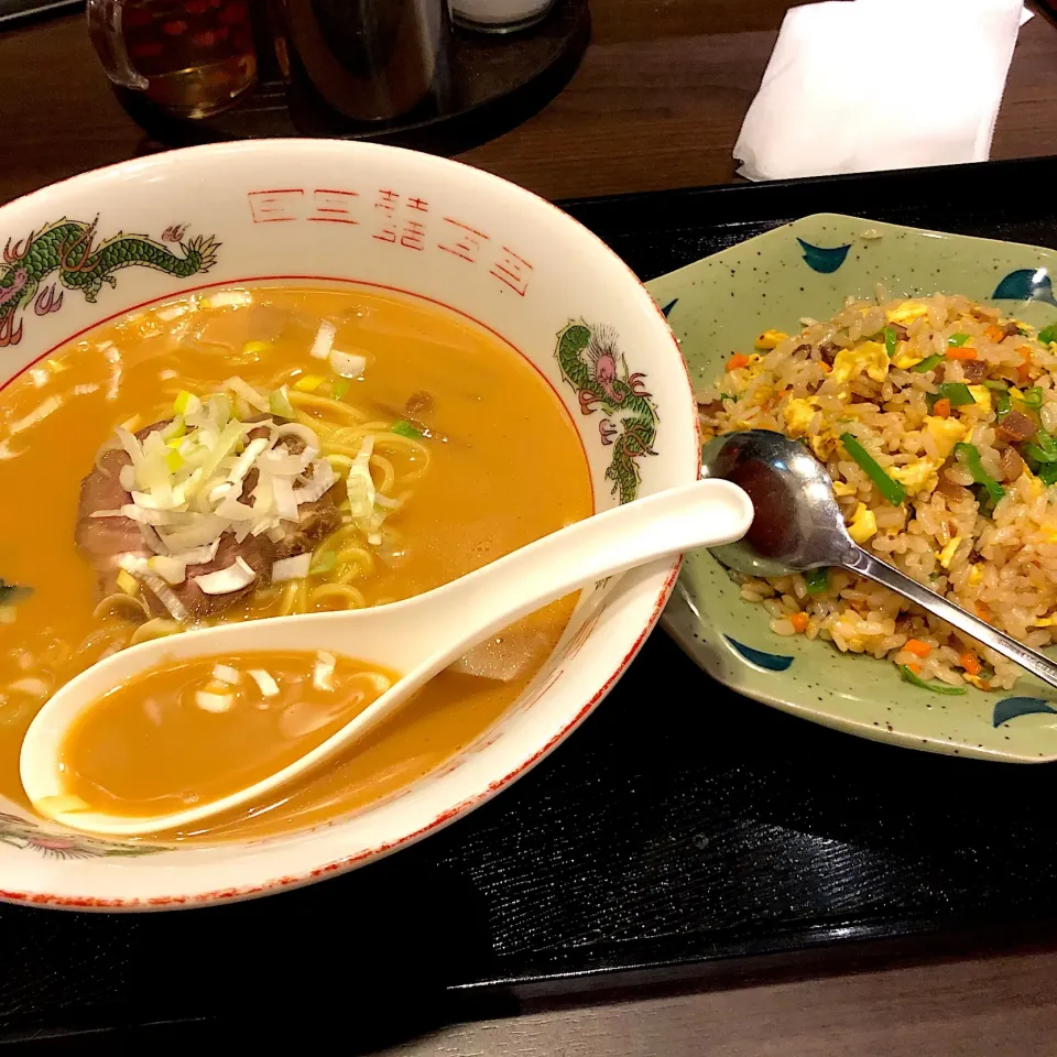 豚骨みそラーメンとチャーハンのセット😋|すかラインさん