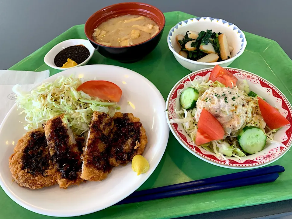 黒胡麻とんかつ、さつま揚げと青菜の味噌酢和え、ツナとトマトのサラダ、味噌汁|Tadahiko Watanabeさん