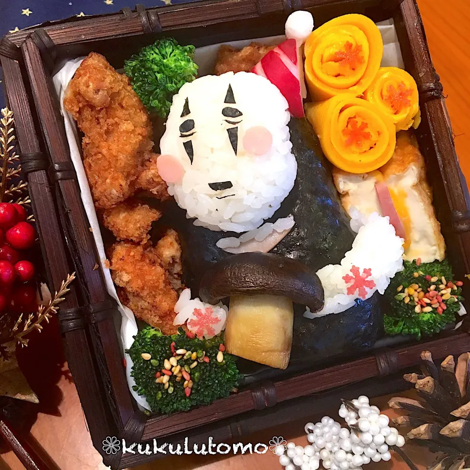 Snapdishの料理写真:❁カオナシサンタにぎり弁当❁|kukulutomo ❁𓎪 ⡱𓎩‎𐩢𐩺𓎪 ⡱さん