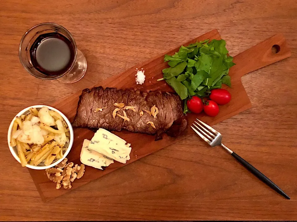 Snapdishの料理写真:飛騨牛サーロインステーキ🥩大好きなカンボゾーラと、カリフラワーのアンチョビパスタ。これは赤ワインだな🍷|マユマユさん