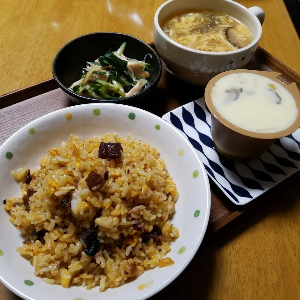 Snapdishの料理写真:本日のお夕飯♪(娘作チャーハン)|marikuruさん