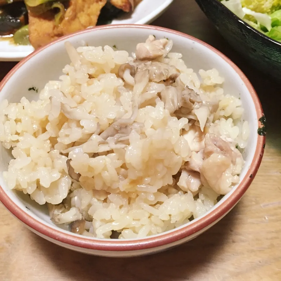 Snapdishの料理写真:きのこたっぷりと鶏肉の炊き込みごはん|pimoriさん