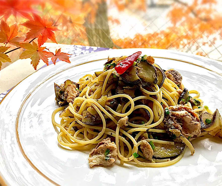 Snapdishの料理写真:昼ごはん  鯖缶と茄子のエスニックパスタ|砂雪さん