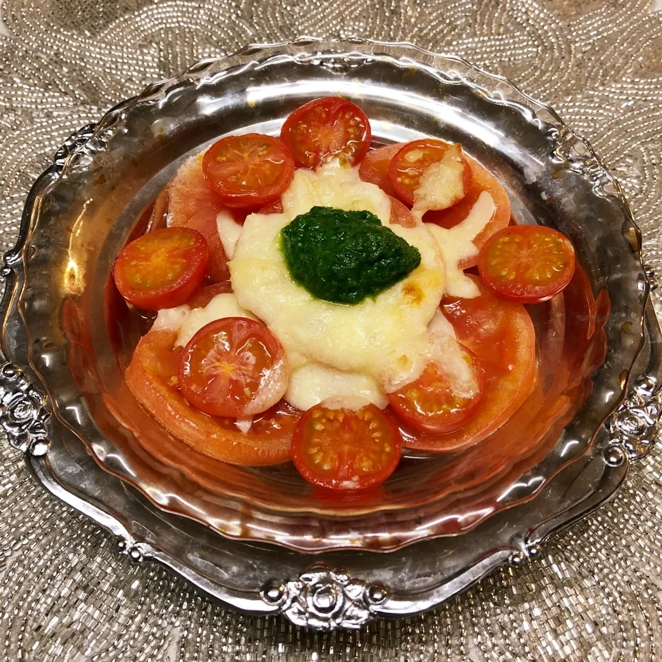 🍅トマトチーズ焼き🧀ほうれん草ソース🍅|henryさん