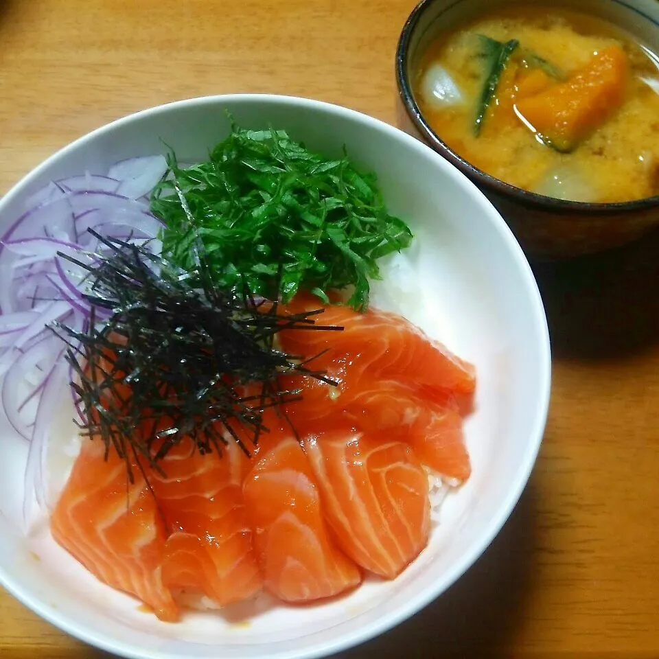 Snapdishの料理写真:サーモンの漬け丼♪|marikuruさん