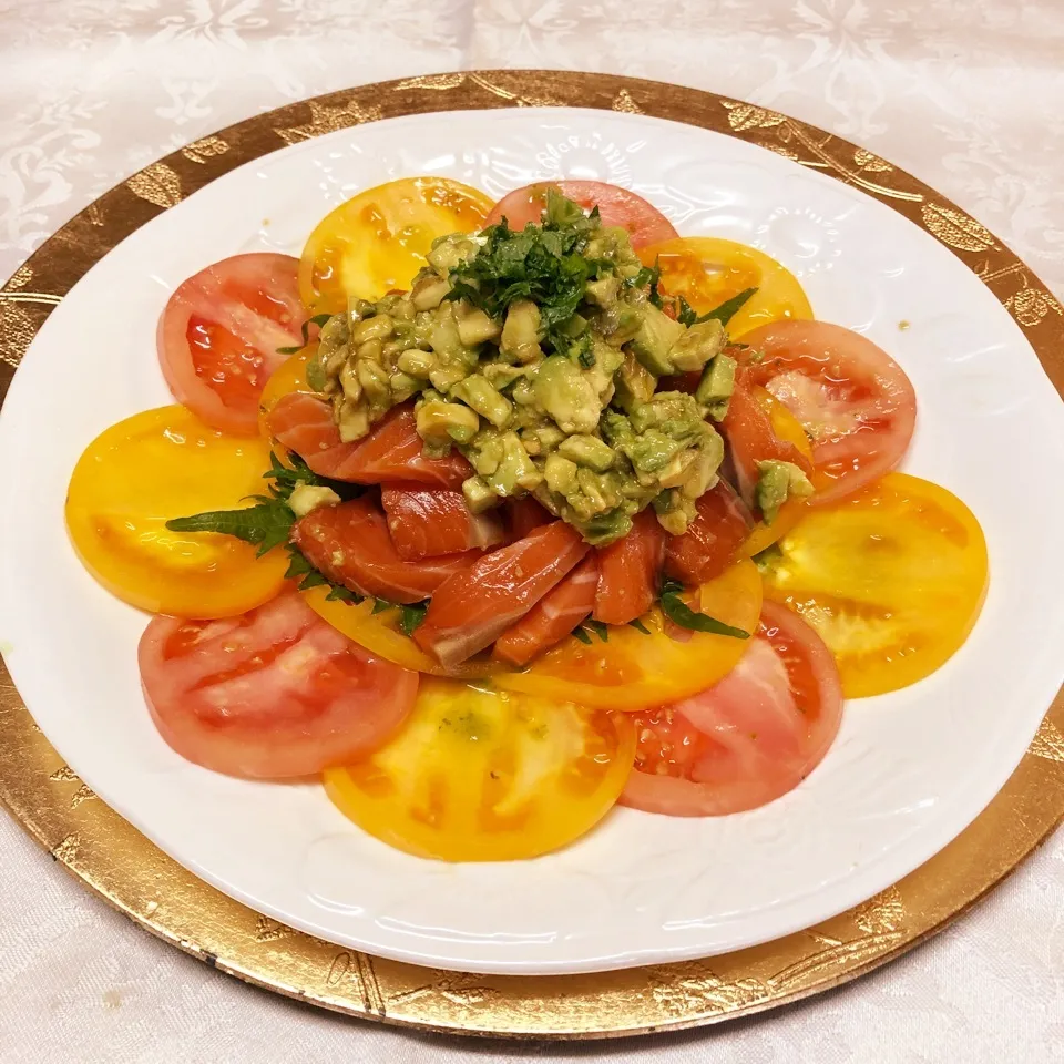 Snapdishの料理写真:🥗オレンジトマト🍅とサーモンアボカド🥑サラダ🥗|henryさん