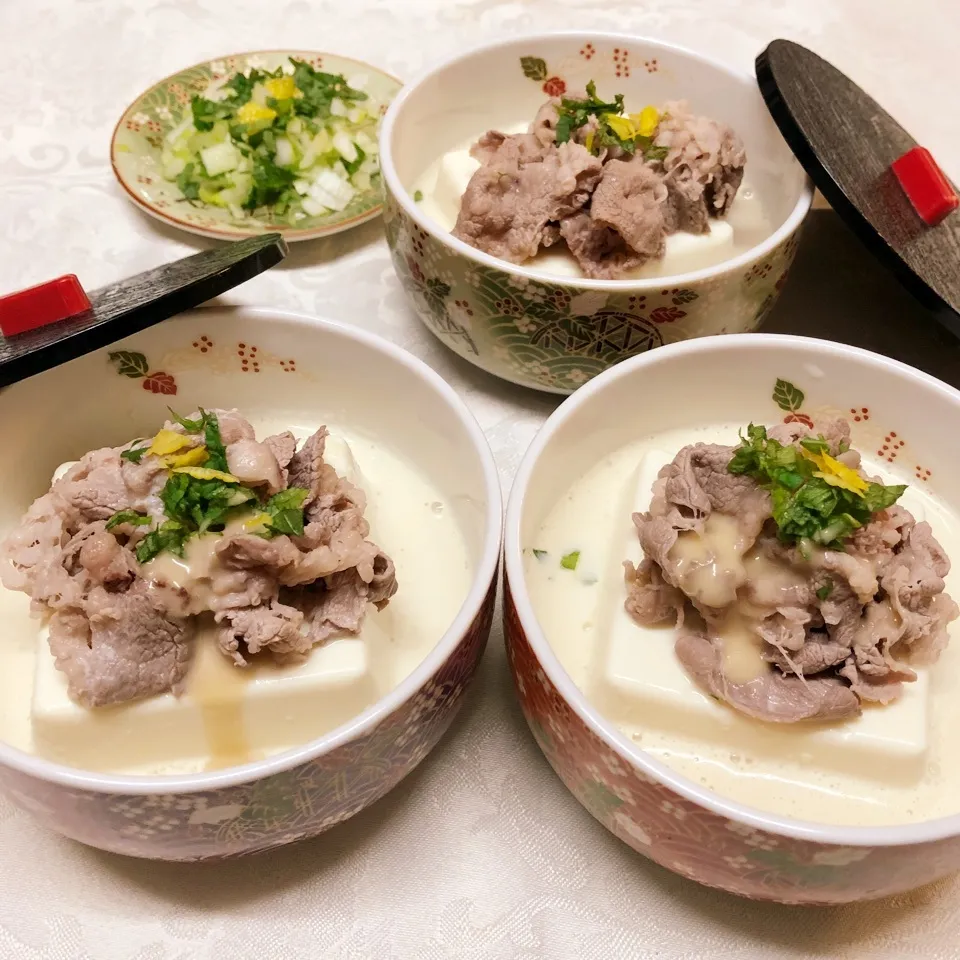 ＊豆乳湯豆腐 牛しゃぶ胡麻ダレ乗せ＊|henryさん