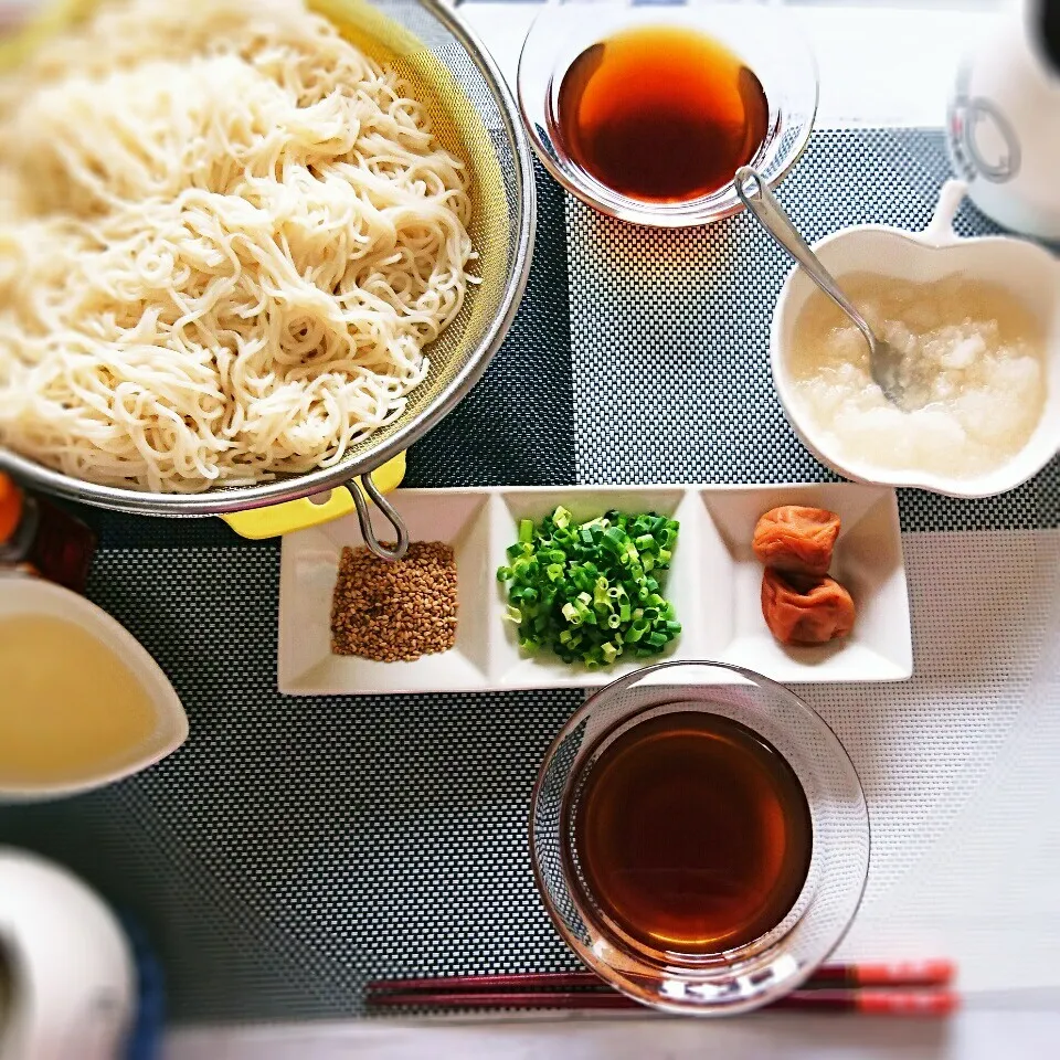 暑い日の御昼は素麺❤飽きないように薬味満載✨|sora🍀さん