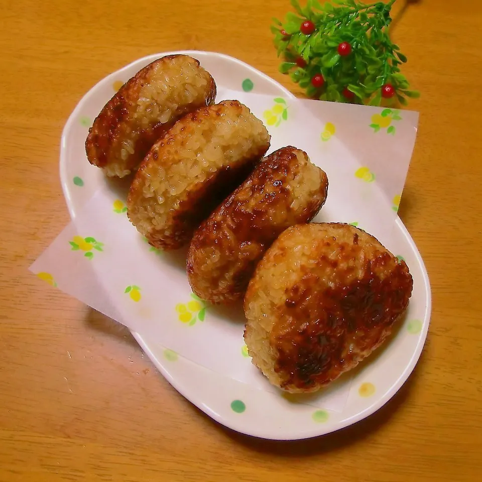 Snapdishの料理写真:mizukiさんの焼きおにぎり♪|marikuruさん