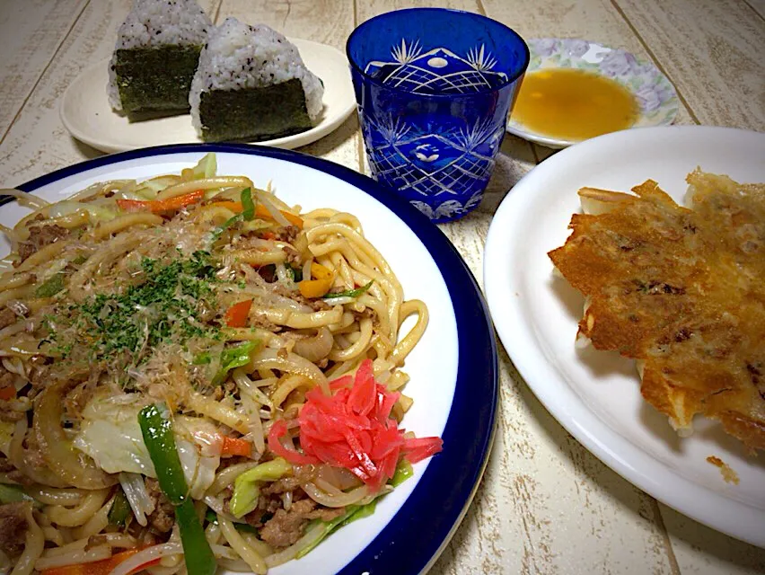 今日の男飯(๑˃̵ᴗ˂̵)焼きうどん&焼き餃子&シソおにぎり🎶|ひーちゃんさん