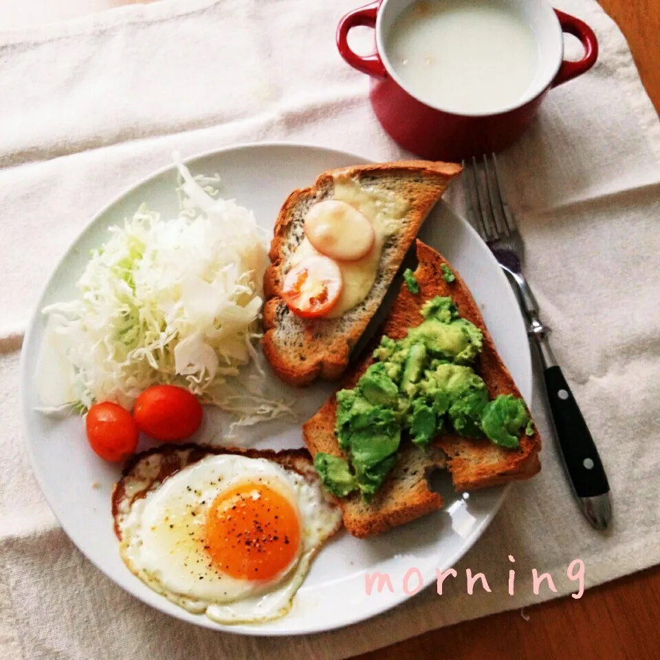 アボカドトーストで朝ごはん|えるえるさん