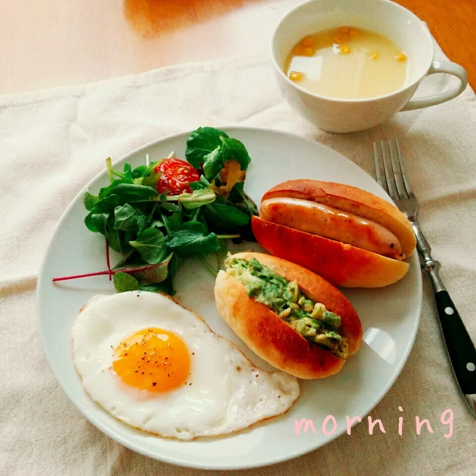 コッペパンサンドで朝ごはん|えるえるさん