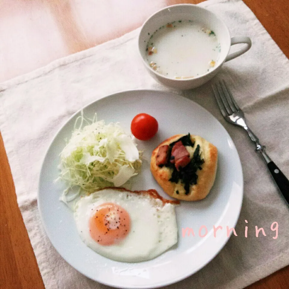 ほうれん草のパンで朝ごはん|えるえるさん