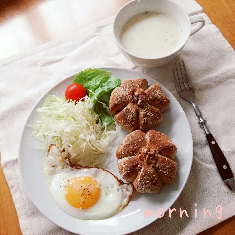 Snapdishの料理写真:ライ麦くるみパンで朝ごはん|えるえるさん