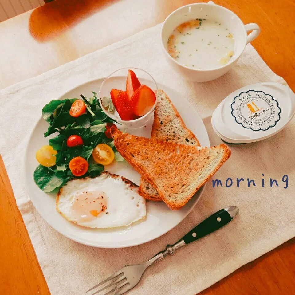 ゴマ食パンで朝ごはん|えるえるさん