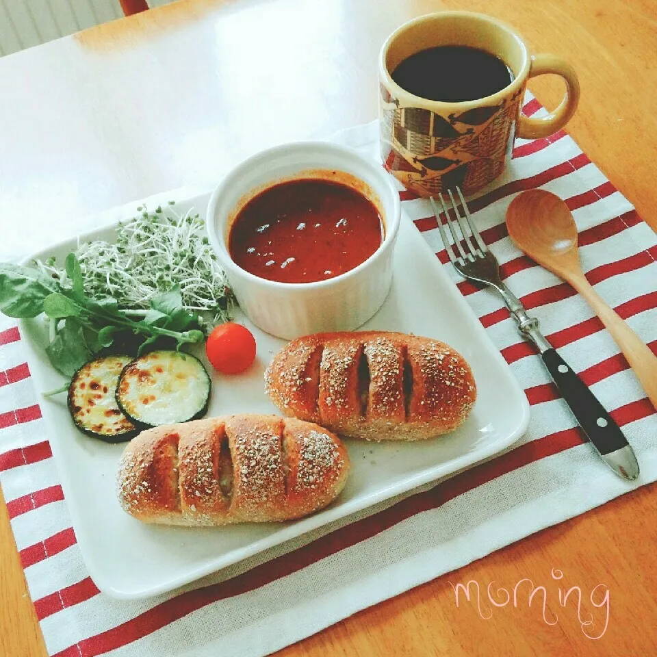 Snapdishの料理写真:ライ麦チーズパンで朝ごはん|えるえるさん