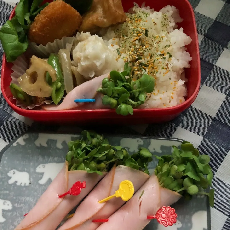 Snapdishの料理写真:カイワレハム巻き🌀|しろくまさん