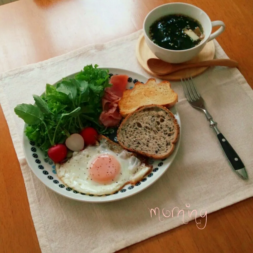 二種のパンで朝ごはん|えるえるさん