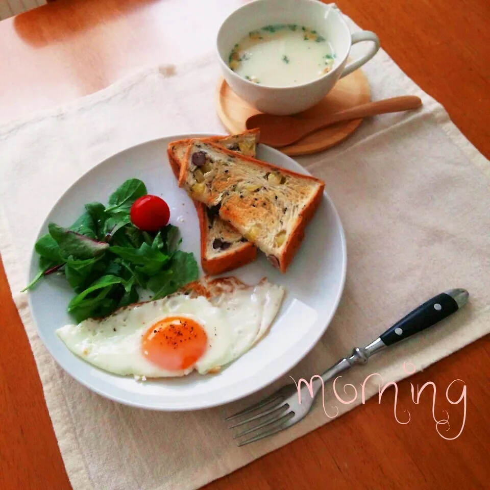 さつまいもパンで朝ごはん|えるえるさん